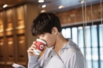 이상윤, 부드러운 커피 향 가득한 화보 공개…“부드러운 미소는 덤”