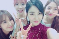 레드벨벳 예리, 선배님들과 ‘찰칵’…“어리니 깜찍함이 돋보이네~”