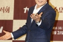 [Enter 엔터] “전현무, 출연금지 끝났으니 어서와~” 친정 KBS, 쑥스런 ‘전현무 앓이’