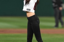 설현 시구, 이보다 완벽한 S라인 없다