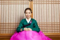 [한가위 한복 인터뷰] 왁스 “추석 연휴는 가족과 함께 힐링하는 시간되기를”