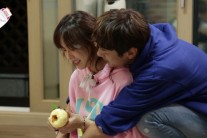 ‘우결4’시소커플, 백허그부터 양볼뽀뽀까지