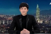JTBC 뉴스룸 인터뷰 마친후…강동원, 기상캐스터로 깜짝 변신