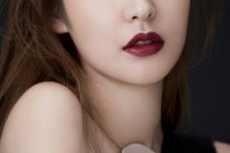 YG 코스메틱 브랜드 ‘문샷’ 정유진 메이크업 화보 공개 투명한 피부 매혹적인 버건디립 ‘시선강탈’