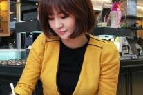 트로트 가수 윤수현, “스케줄이 바쁘다 바빠요!”… ‘안경본데이’ 팬사인회 등 추운 연말에도 열정적인 면모 ‘눈길’