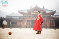 ‘퐁당퐁당 러브’ 윤두준, 곤룡포 휘날리며 ‘축구 삼매경’