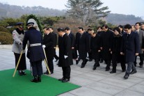 순국 선열께 헌화하는 서울시