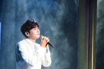 “어린왕자 비닐옷 입고 노래하겠다”…려욱의 솔로활동 ‘1위 공약’