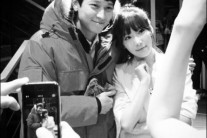 검사외전 강동원, 태연과 어깨동무 하며 친분샷…연인 분위기 나네