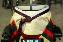 ‘로봇, 소리’ 주인공 소리, 한복 입고 새해 인사 ‘치명적인 귀여움’