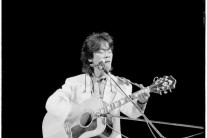 故 김광석 음악세계 ‘재조명’…싱어송라이터협회‘명예의 전당 헌액자’ 선정