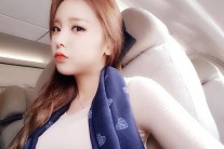 홍진영, ‘기내 셀카’에 “몸매가 엄지 척~”