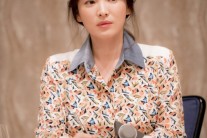 송혜교의 목소리, 엄마들을 울리다..‘5월, 아이들’