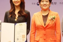 채시라, 2016 가정의 달 기념 유공자 ‘대통령 표창’ 수상