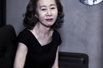 [‘계춘할망’ 그녀 ①] 윤여정의 ‘할머니 연기’, “이 나이엔 양손에 떡 쥘 일도 없고, 순서대로 일하자는 다짐”