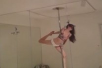 최여진, 반라로 공중에 매달려 폴댄스