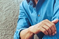 안성기“뛰고 구르고…격한 액션신도 즐겁더라”