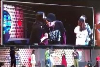 지드래곤, 공연중 여성팬에 ‘기습 뽀뽀’ 받더니…