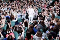 “오빠 마음이야”, 통근 팬서비스… 스타들의 ‘역조공’