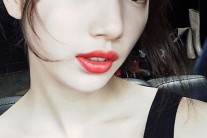 수지, 뽀얀 쇄골 드러낸 채 강렬한 ‘레드립’ 눈길