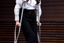 ‘다리 부상’ 정유미, “계단서 헛디뎌… 초반에 몰두하라는 의미”