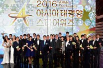 [서병기 연예톡톡]‘APAN’김혜수와 전도연은 왜 무관? 시상식의 고민..