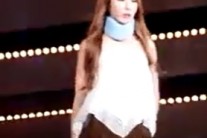 스텔라 가영, 목에 깁스 하고 무대에…