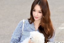 강민경 ‘강아지 안고 출근길’ 포착…급변한 얼굴