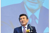 ‘한국의 그레고리 펙’ 원조 미남배우…갈수록 빛나는 품격·관록