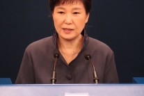 “박근혜 지지율 취임후 첫 10%대 급락”