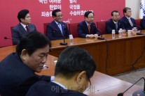 비박, ‘친박8적’ 명단 공개…“최순실의 남자들 당 떠나라”