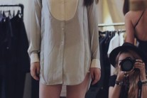설리, 시스루 하의실종 패션…관심 뺏기 또 성공