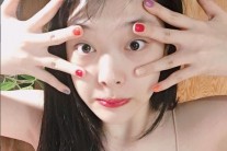 설리 누드톤 의상에 ‘변검’ 흉내…왜 또 이럴까