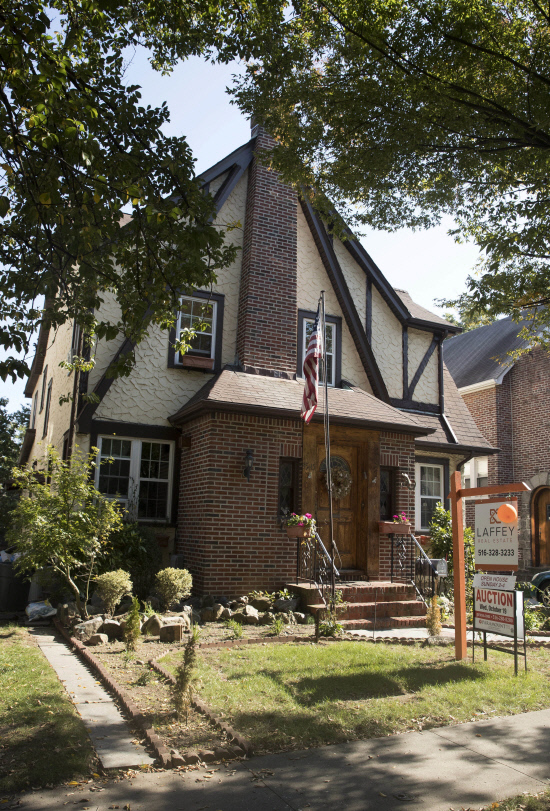 Trump Childhood Home <YONHAP NO-1875> (AP)