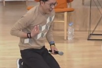 “김제동 대선 출마하라” 요구에 무릎 꿇고 기도하며…