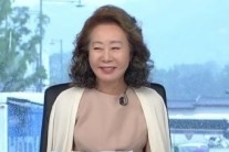 윤여정 “낮잠 자다 손석희 섭외 전화 받고 깜짝 놀라”