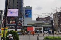 “조용필… 당신의 열정을 응원합니다!” 조용필 팬클럽 연합 강남에 대형 응원 광고 게재