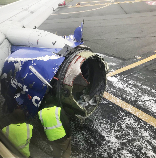 USA SOUTHWEST ENGINE EXPLODES <YONHAP NO-1063> (EPA)