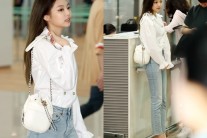 블랙핑크 제니, 블라우스 청바지 공항패션 얼굴로 완성