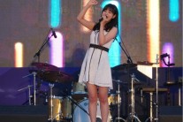 트로트 가수 한여름, 다리 부상에도 ‘착한콘서트’ 마무리