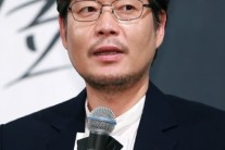 ‘10월 결혼‘ 유재명의 피앙새는…5년 열애 띠동갑 연극배우