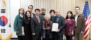 독립운동가 송오균님의 가족들이 김완중 LA총영사로부터 대통령표창을 전수받은 뒤 기념촬영을 하고 있다.