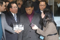 안희정, 항소심서 징역 3년6개월 실형…법정구속