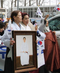 유관순 열사의 조카손녀인 유혜경 씨(왼쪽)가 1일(현지시간) 미국 뉴욕 맨해튼 유엔본부 앞 다그 함마르셸드 광장에서 열린 100년 전 3·1 만세운동 재현행사에 참석해 행진하고 있다. 유씨는 유관순 열사의 친동생인 유인석씨의 손녀다. [연합뉴스]