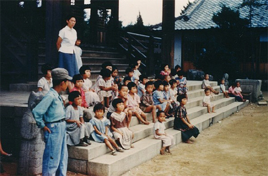 사진1._한국전쟁_당시_경천애인사의 아동들(1952)