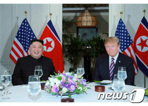 김정은 북한 국무위원장과 트럼프 미국 대통령이 지난 2월27일 베트남 하노이 메트로폴 호텔에서 단독회담 후 친교 만찬하는 모습.(노동신문) /뉴스1 