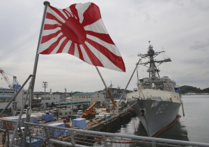 일본 해상자위대 군함에 욱일기가 게양되어 있다. [연합=헤럴드경제]