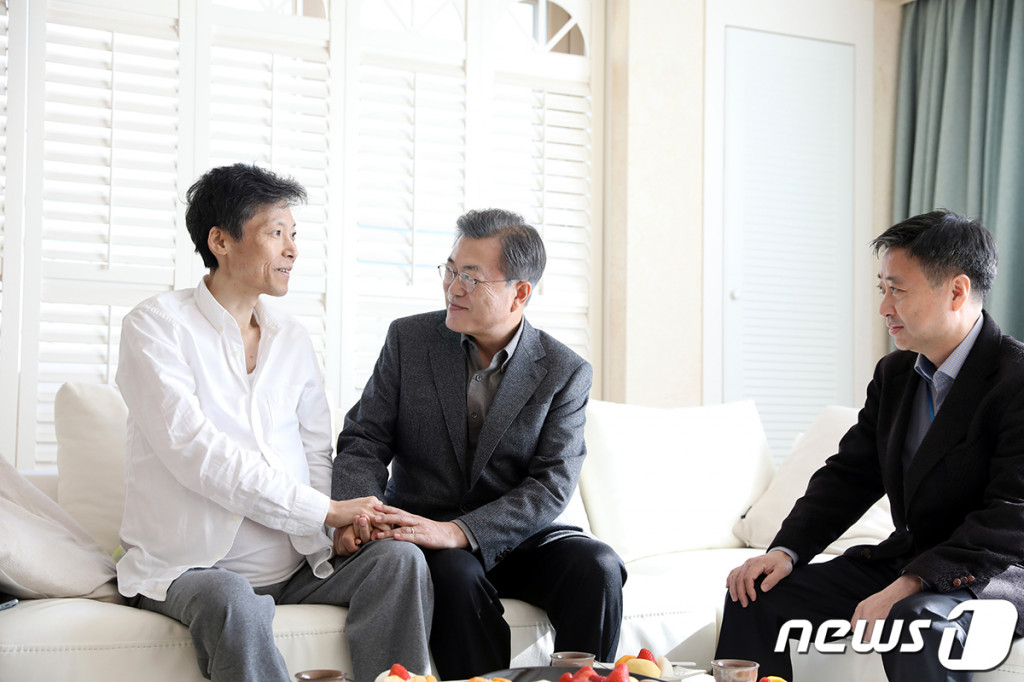 문재인 대통령이 지난 2월 17일 암 투병 중인 MBC 이용마 기자의 자택을 방문해 격려하고 있다. [청와대제공 자료사진]