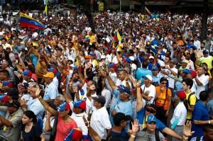 지난 달 23일(현지시간) 베네수엘라 카라카스의 한 공공광장에 모여든 사람들. [로이터=헤럴드경제]