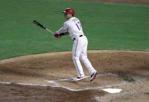 텍사스 레인저스의 추신수가 지난 14일(한국시간) 미국 텍사스주 알링턴의 글로브 라이프 파크에서 열린 미국 프로야구 메이저리그(MLB) 오클랜드 애슬레틱스와 홈 경기 2회말에서 3점 홈런을 때린 뒤 자신의 홈런 타구를 지켜보고 있다. [AP=헤럴드경제]